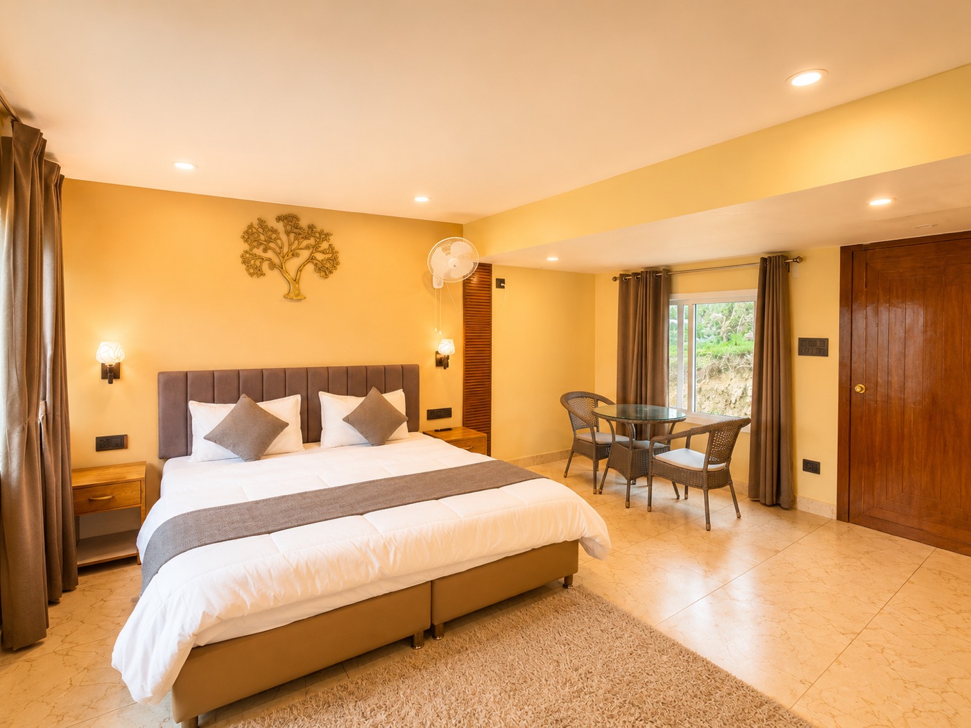 Attic suite spacious warm main room