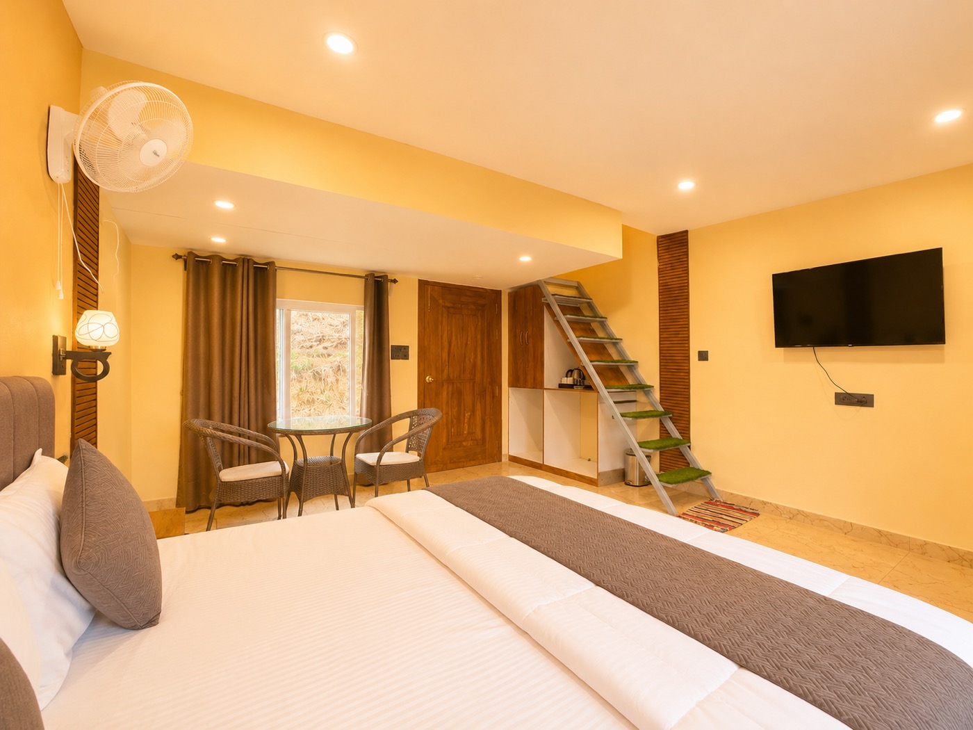 Attic suite king bed, golden walls, tree art